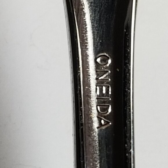 The Oneida Serving Spoon, elegant and sophisticated, made in USA - Picture 5 of 8
